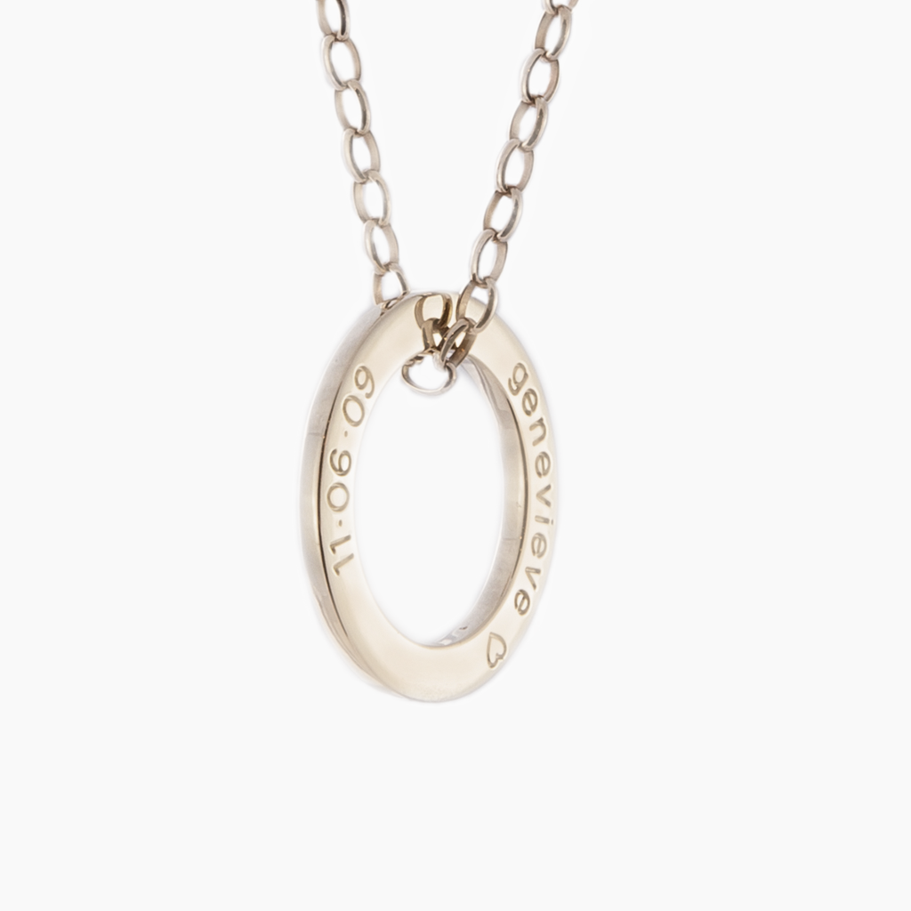 Darling white gold engraved loop pendant set